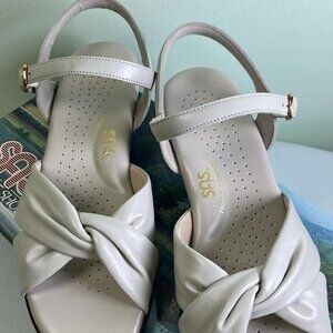 SAS Twist Again Bone‎ Sandals In Box SZ 7.5M Comfort Shoes Stylish